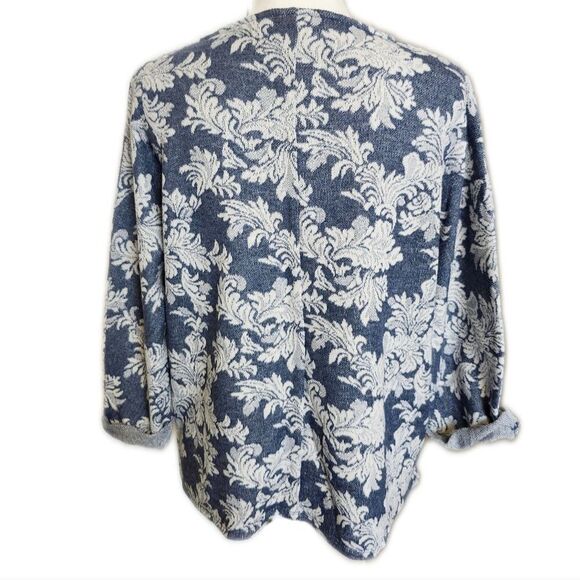 5/$55 Chico's cotton blend blue & white scroll floral top, size US 12 - Picture 3 of 9
